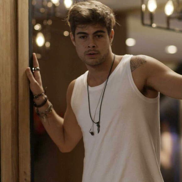 Léo (Rafael Vitti) se sentiu atraído por Manu (Antonia Morais) desde que a viu pela primeira vez, na novela 'Rock Story'