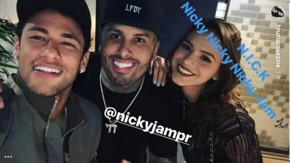 Bruna Marquezine e o namorado, Neymar, posam com cantor Nicky Jam nesta quinta-feira, dia 06 de abril de 2017