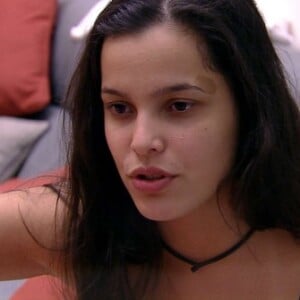 No 'BBB17', Emilly tenta se redimir com Marcos: 'Eu falei brincando. Me perdoa. Não achei que você estava achando isso. Achei que você estava brincando. Para mim você é lindo, tu dormindo é lindo. Eu olho para o teu rosto quando estou deitada no teu peito e te acho lindo'