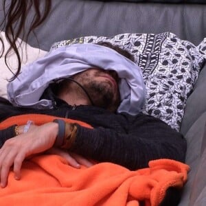 No 'BBB17', Emilly tenta chamar Marcos para dormir com ela após DR e brother rejeita