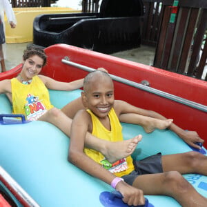 Isabella Santoni virou criança nos brinquedos do Beach Park, em Fortaleza