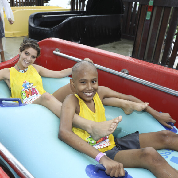 Isabella Santoni virou criança nos brinquedos do Beach Park, em Fortaleza