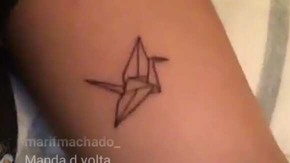 Sasha revela tatuagem de origami em live e conta que virá ao Brasil em maio
