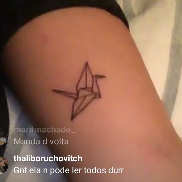 A tatuagem de origami no braço de Sasha Meneghel foi feita em homenagem ao pai, Luciano Szafir, por seu aniversário