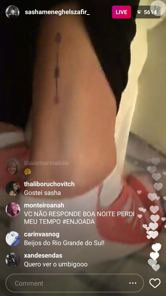 Sasha Meneghel listou suas tatuagens durante live, na noite desta quinta-feira, 6 de abril de 2017, e mostrou o desenho de uma flecha no tornozelo