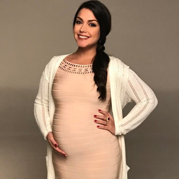 Thais Fersoza publicou uma foto fofa de Melinda, de 8 meses, tocando violão