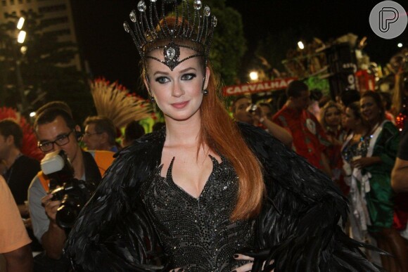 Marina Ruy Barbosa se veste de pássaro negro para desfilar pela Grande Rio, em 2 de março de 2014