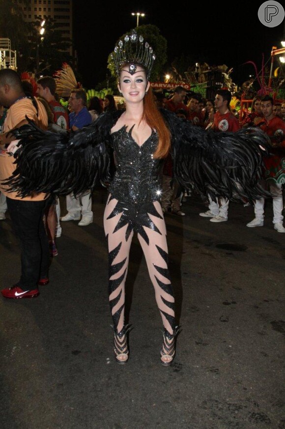 Marina Ruy Barbosa usa segunda pele para não mostrar demais no desfile
