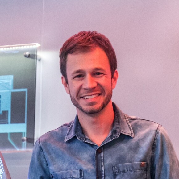 Opiniões, brincadeiras e fofura marcaram a aparesentação de Tiago Leifert no 'Big Brother Braisl 17'