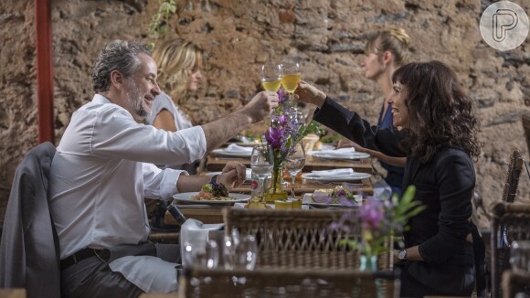 Eugênio (Dan Stulbach) é flagarado em restaurante com Irene (Débora Falabella) por Ivana (Carol Duarte), na novela 'A Força do Querer'