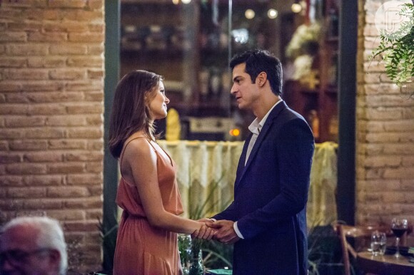 Luiza (Camila Queiroz) e Eric (Mateus Solano) são o casal protagonista da novela 'Pega Ladrão', que estreia em junho de 2017