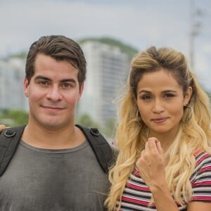A camareira Sandra Helena (Nanda Costa) e o garçom Júlio (Thiago Martins) participam do roubo, na novela 'Pega Ladrão'