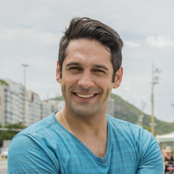 O recepcionista Agnaldo (João Baldasserini) faz parte do quarteto de funcionários que rouba o cofre do Hotel Carioca Palace, na novela 'Pega Ladrão'