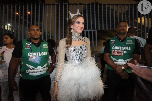 Juiana Paiva usa corpete com sai de plumas em desfile pela Grande Rio, em 02 de março de 2014