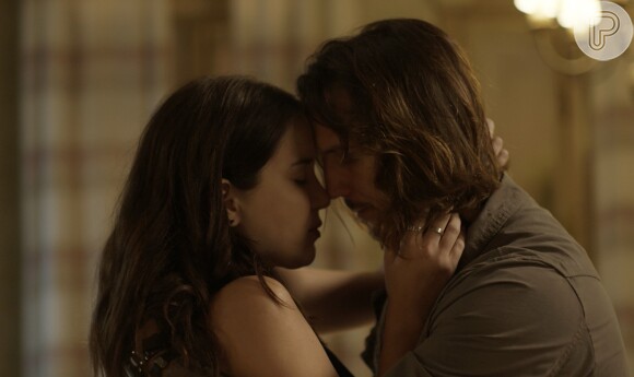 Inocentada, Júlia (Nathalia Dill) beija Gui (Vladimir Brichta), no capítulo que vai ao ar quarta-feira, dia 19 de abril de 2017, na novela 'Rock Story'