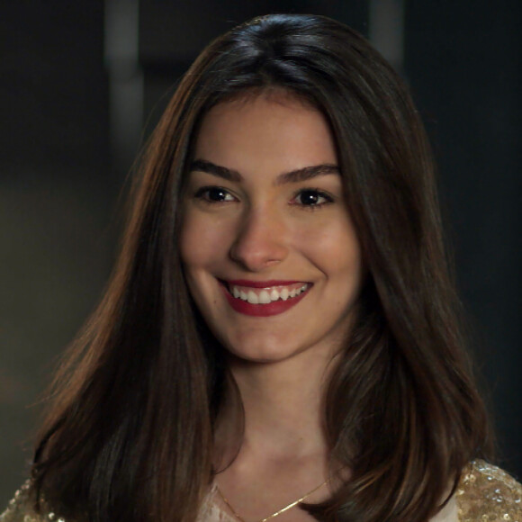 Yasmin (Marna Moschen) garante que não vai desistir do emprego, mesmo com o salário baixo, na novela 'Rock Story'
