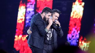 Henrique e Juliano sofrem acidente de carro e tranquilizam fãs: 'Estamos bem'