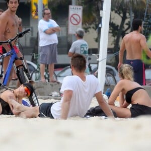 Fernanda Lima e Rodrigo Hilbert conversavam na areia da praia ao lado de amigos