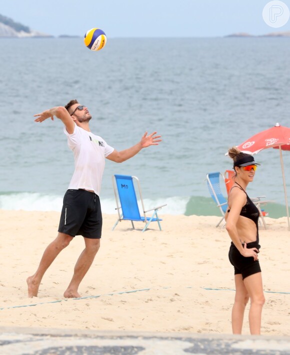 Rodrigo Hilbert joga vôlei ao lado da mulher, Fernanda Lima