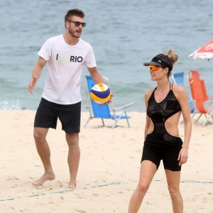 Fernanda Lima e Rodrigo Hilbert jogam vôlei na Praia do Leblon, no Rio de Janeiro, em 8 de abril de 2017