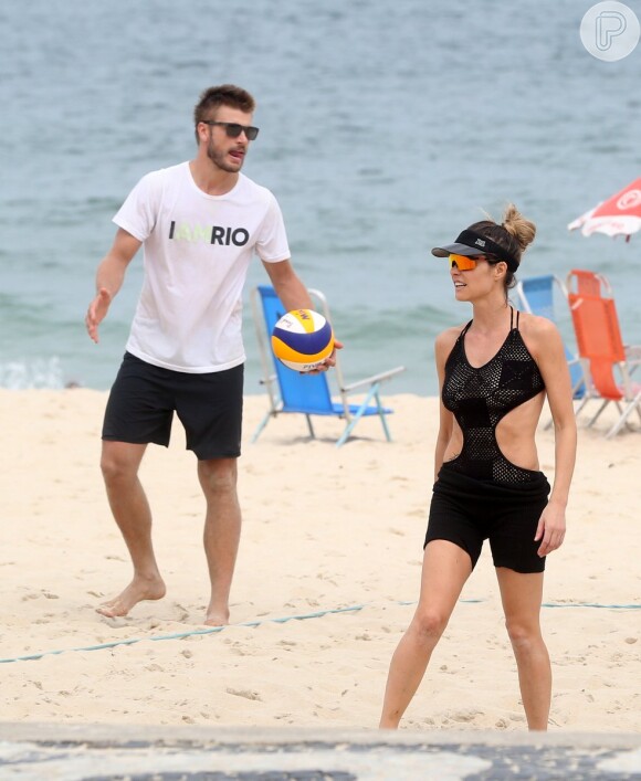 Fernanda Lima e Rodrigo Hilbert jogam vôlei na Praia do Leblon, no Rio de Janeiro, em 8 de abril de 2017