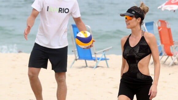 Fernanda Lima, de maiô cavado, joga vôlei em praia do RJ com Rodrigo Hilbert