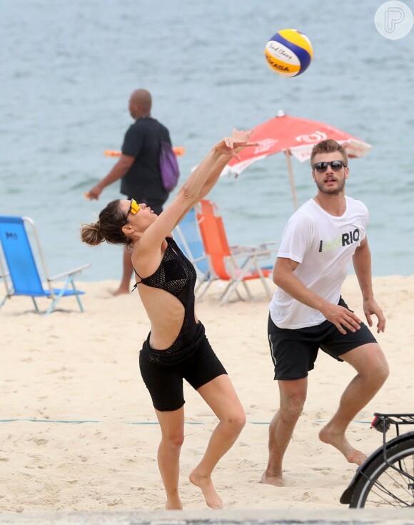 Fernanda Lima e Rodrigo Hilbert jogam vôlei na Praia do Leblon, na Zona Sul do Rio de Janeiro