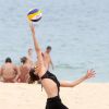 Fernanda Lima se esforça para pegar bola durante jogo de vôlei