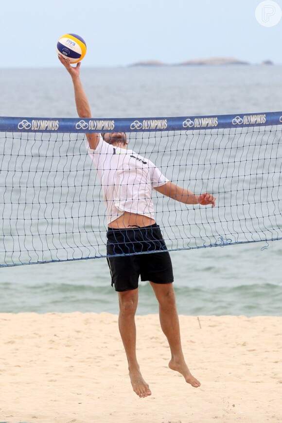 Rodrigo Hilbert joga vôlei em praia do Rio