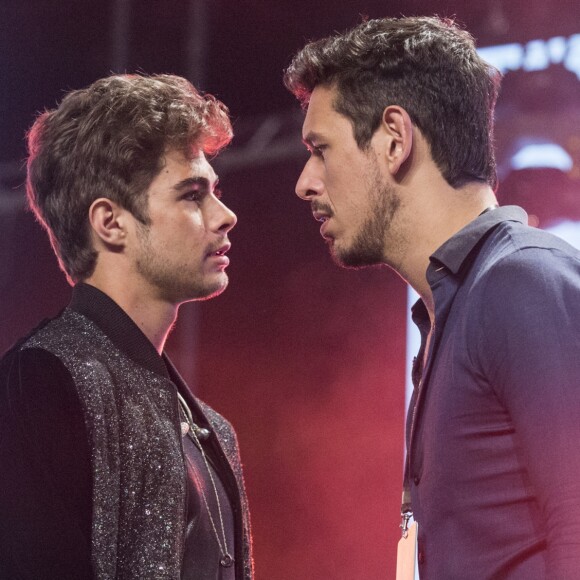 Lázaro (João Vicente de Castro) nega as acusações de Gui (Vladimir Brichta) e garante a Léo Régis (Rafael Vitti) que vai derrubar a liminar que o proíbe de cantar 'Sonha Comigo', na novela 'Rock Story', em 10 de abril de 2017