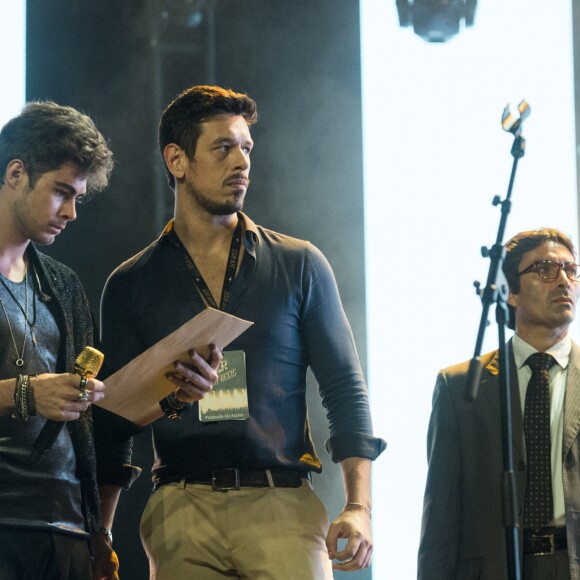 Lázaro (João Vicente de Castro) é desmascarado pelo roubo da canção 'Sonha Comigo' em meio a um show de Léo Régis (Rafael Vitti), na novela 'Rock Story'