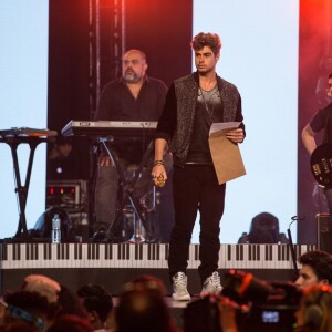 Léo Régis (Rafael Vitti) fica atônito quando vê a liminar que o proíbe de cantar 'Sonha Comigo', na novela 'Rock Story'