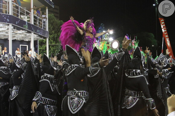 Susana Vieira é carregada por integrantes da Grande Rio durante desfile, em 03 de março de 2014