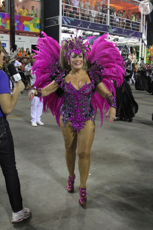 Susana Vieira, rainha da Grande Rio, entrou na Marquês de Sapucaí bastante empolgada. O desfile fez uma homenagem à cidade de Maricá, no Rio (2 de março de 2014)