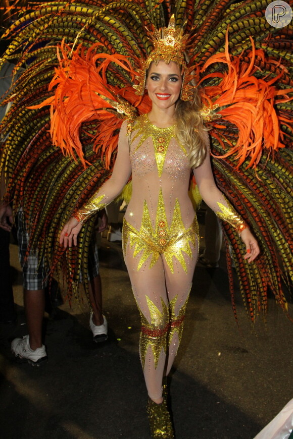 Monique Alfradique samba com fantasia que representa o Sol. A atriz ficou aflita antes do desfile da Grande Rio porque não poderia tirar a fantasia para ir ao banheiro