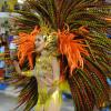 Monique Alfradique samba com fantasia que representa o Sol no desfile pela Grande Rio