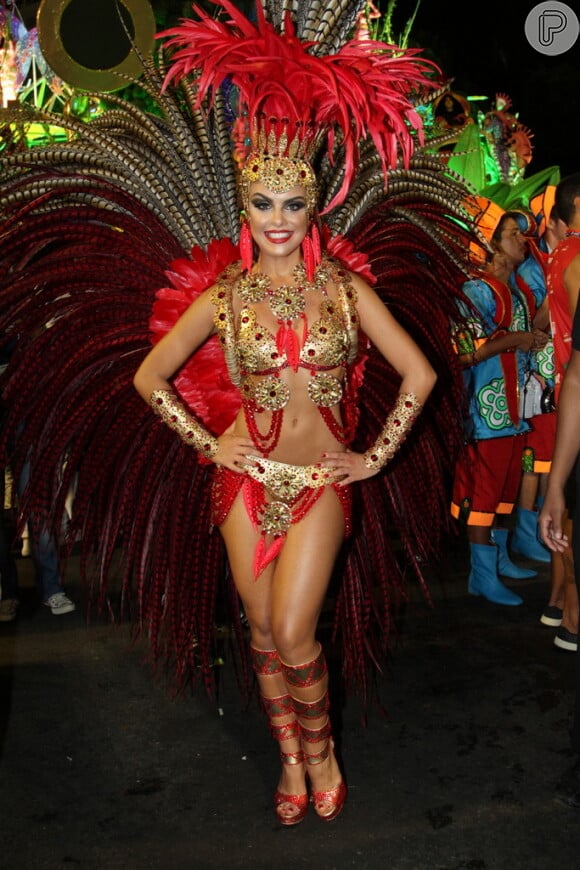 Paloma Bernardi exibe seu corpo em forma no desfile da Grande Rio