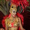 Paloma Bernardi usou fantasia com penas vermelhas no desfile da Grande Rio