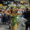 Christiane Torloni mostra que tem samba no pé à frente dos ritmistas da Grande Rio