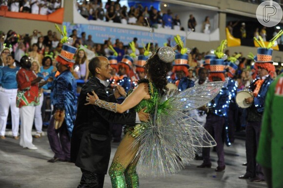 Christiane Torloni mostra que tem samba no pé à frente dos ritmistas da Grande Rio
