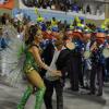 Christiane Torloni dança valsa com Mestre Ciça durante bossa da bateria da Grande Rio