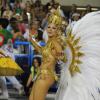 Antonia Fontenelle usa fantasia dourada e samba muito durante desfile da Grande Rio