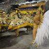 Antonia Fontenelle usa fantasia dourada e samba muito durante desfile da Grande Rio