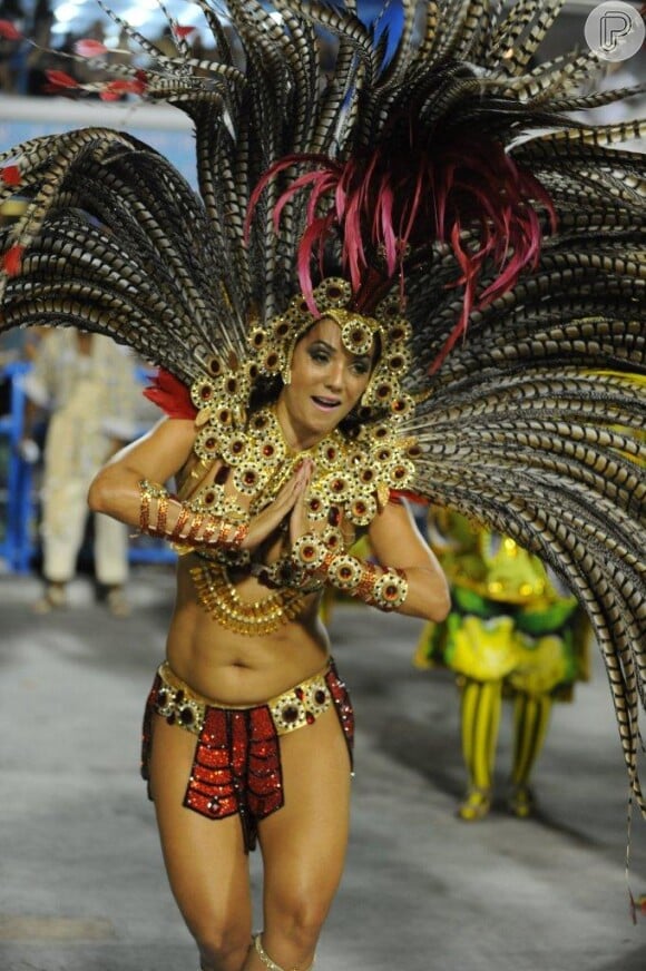 Mônica Carvalho dá um show de samba na Avenida durante desfile da Grande Rio
