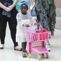 Filha de Giovanna Ewbank, Títi passeia com carrinho de compras por shopping