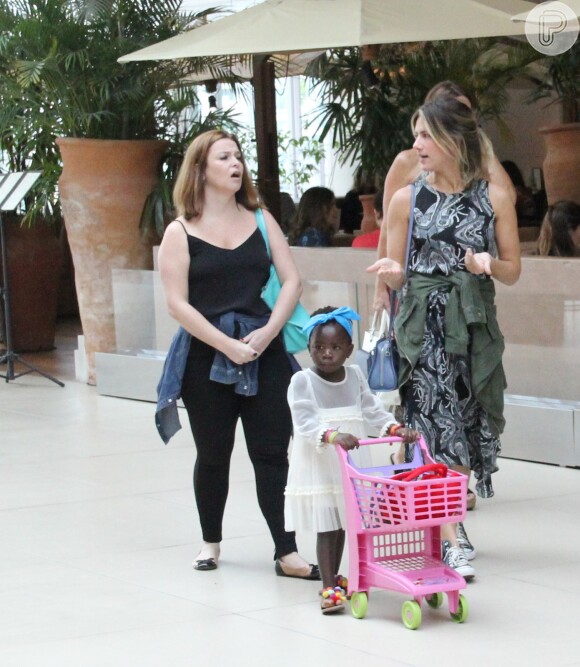 Giovanna Ewbank passeia com a filha, Títi, por shopping no Rio de Janeiro, em 8 de abril de 2017