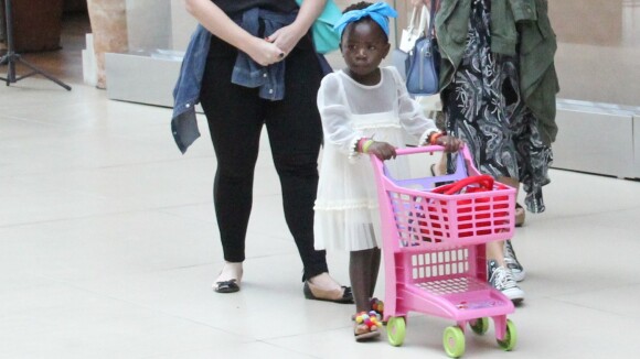 Filha de Giovanna Ewbank, Títi passeia com carrinho de compras por shopping