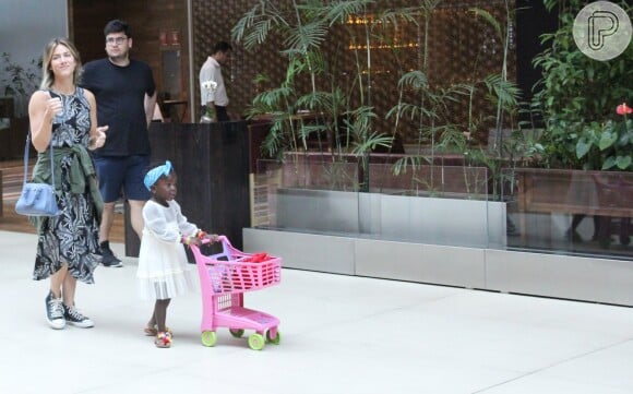 Títi chamou a atenção ao passear empurrando carrinho de compras rosa por shopping no Rio de Janeiro
