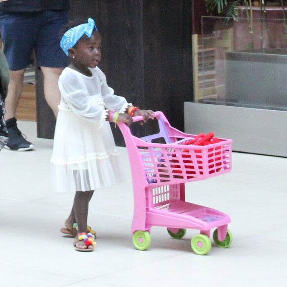 Títi chamou a atenção ao passear empurrando carrinho de compras rosa por shopping no Rio de Janeiro