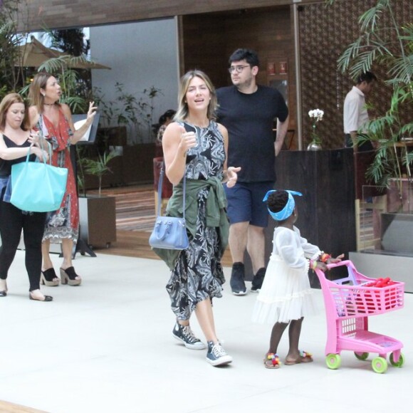 Giovanna Ewbank não se importou com a presença dos fotógrafos